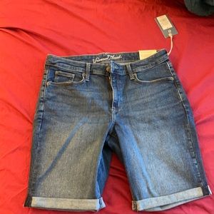 Mid-rise Bermuda shorts